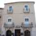 ...si erge un grande edificio barocco a tre piani dai colori bianco e rosa e con le ringhiere dei balconi in ferro battuto. Ed  proprio al suo interno che si trova la nostra chiesa